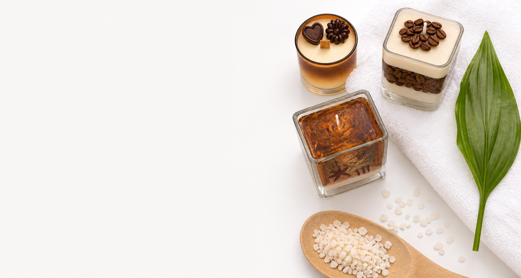 Conjunto de velas aromáticas artesanais em recipientes de vidro com decoração de grãos de café, especiarias e elementos naturais.